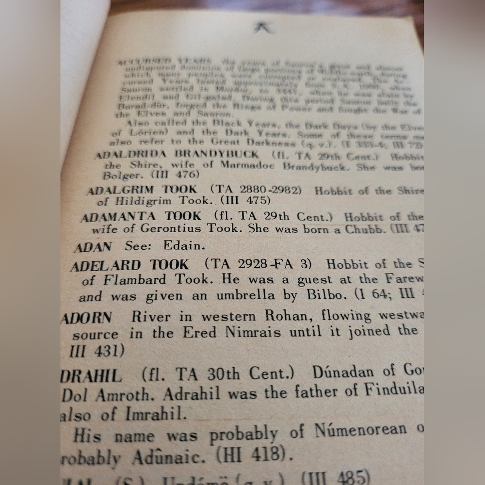 A Guide To Middle Earth - Paperback Copywrite 1971 - Picture 4 of 7